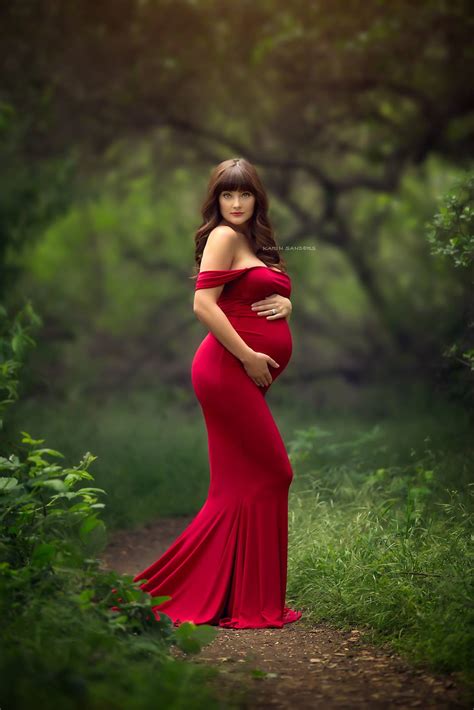 10 Stunning Maternity Photoshoot Dresses for Expecting Moms: Capture the Beauty of Your Pregnancy with Style